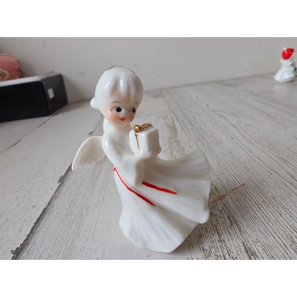 Vintage treasure Masters cherub Angel present statue figurine ceramic dancing